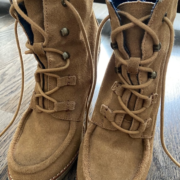 GAP Mocassin Wedge Suede Boots - Picture 4 of 4